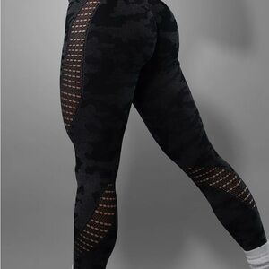 SYNERGY BLACK CAMO SEAMLESS LEGGINGS
